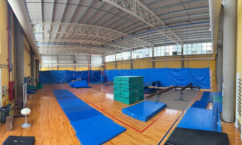Gimnasio cubierto del Romero Brest equipado para prácticas de gimnasia